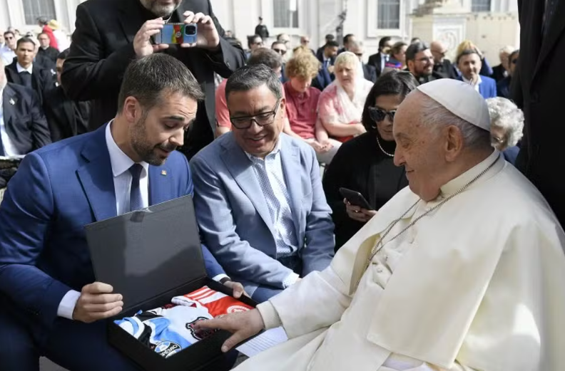 Governador do RS presenteia Papa Francisco com camisas do Brasil de Pelotas, Grêmio e Inter em visita ao Vaticano